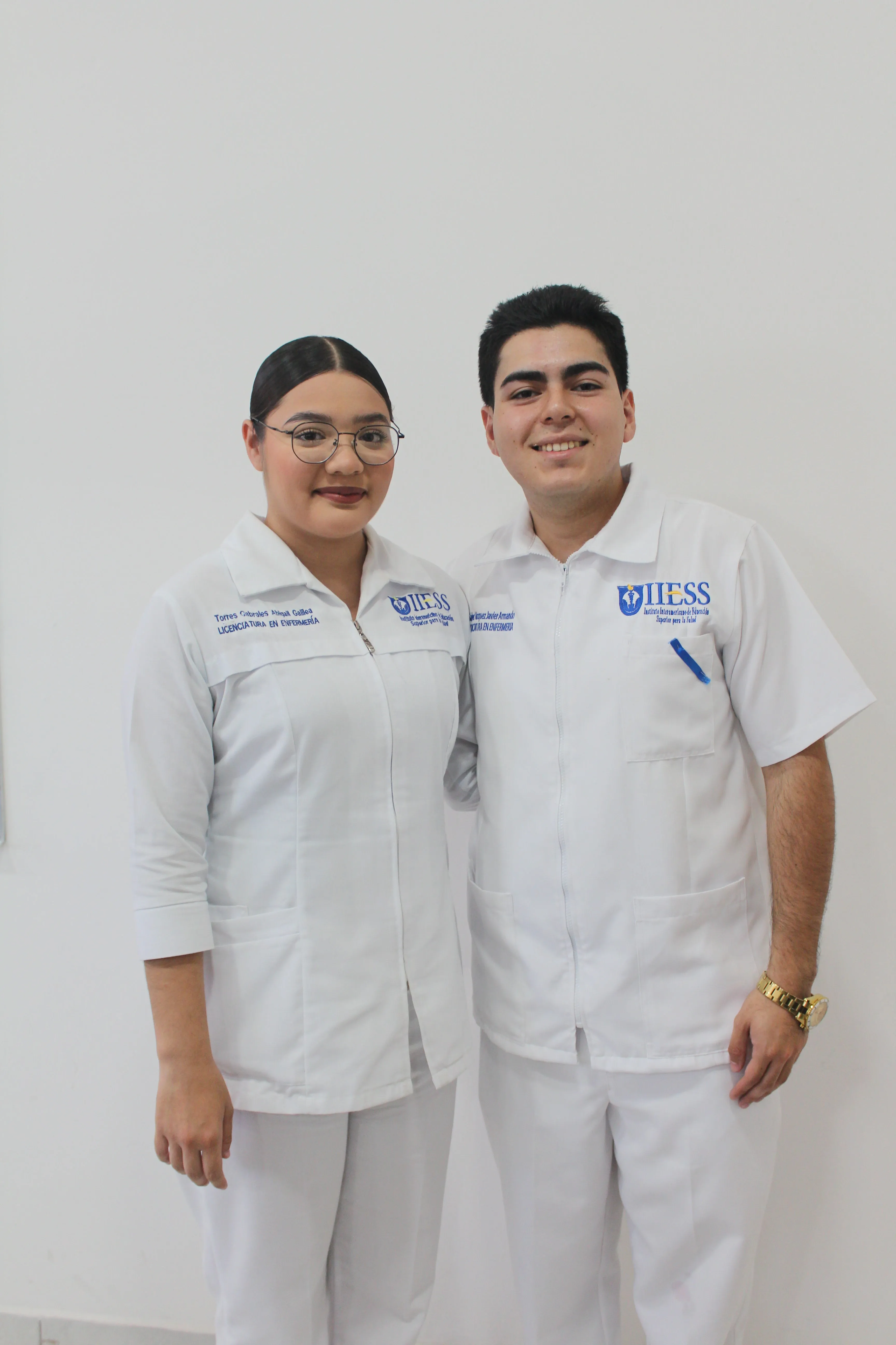 Licenciatura en Enfermería, con duración de 4 años más un año de servicio social